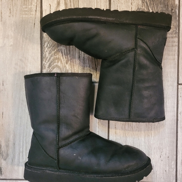 UGG Classic short black LEATHER Women's boots 10 comfy warm shearling lined - Picture 4 of 13